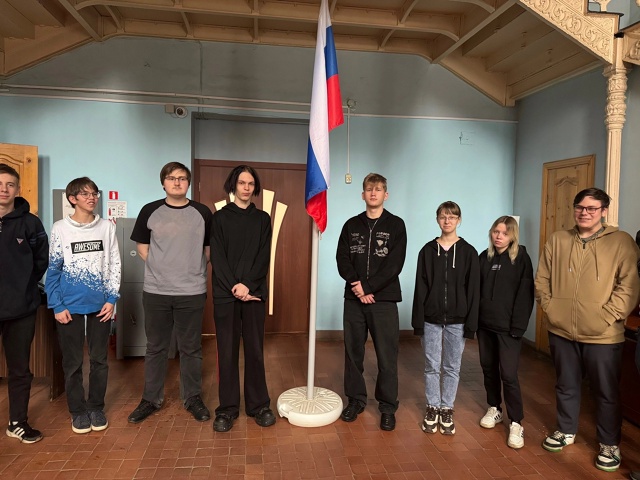 Торжественный спуск флага.